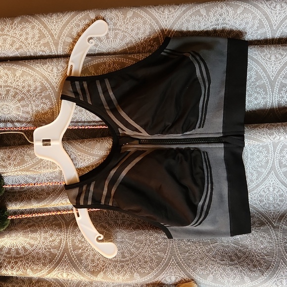 LIVI Sports Bra - Picture 1 of 6